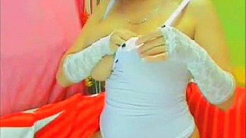 Cheap white cam slut with handwraps