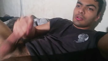 Sexy numero uno masturbacion pene grande hasta acabar muy de cerca en la cama masturbacion