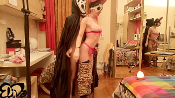 Scream ad halloween se lo fa succhiare dalla sexy fidanzata