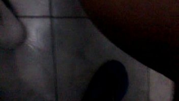 Gozando no tenis nike e meias do vizinho