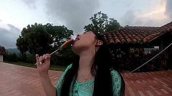 Caliente Latina En Un En Vivo thumbnail