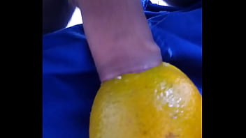 Comendo laranja