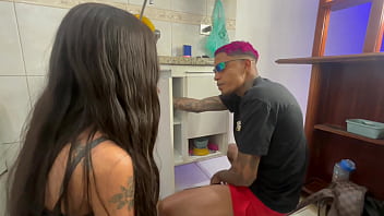 Enganei minha vizinha ninfeta e ainda comi ela na casa dela