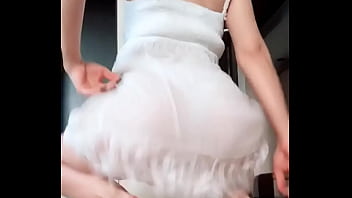 Rebolando de vestido branco