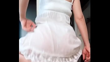 Rebolando de vestido branco