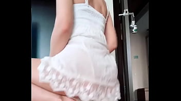 Rebolando de vestido branco
