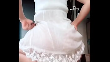 Rebolando de vestido branco