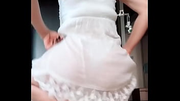 Rebolando de vestido branco