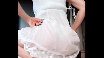 Rebolando de vestido branco