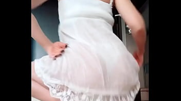 Rebolando de vestido branco