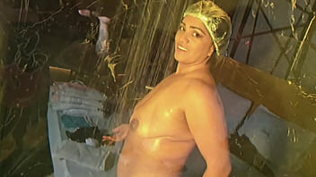 Fode cast coroa marido mete a rola sem camisinha na coroa safada