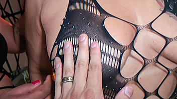 Fode cast coroa marido mete a rola sem camisinha na coroa safada