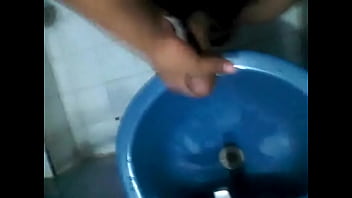 Jalándomela En El Baño Mecos En El Lavabo thumbnail