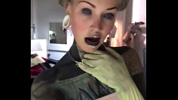 Sexy posing on the set what’s your go to pose for the camera #setlife #modelvibes #posingconfidence #inkedmode