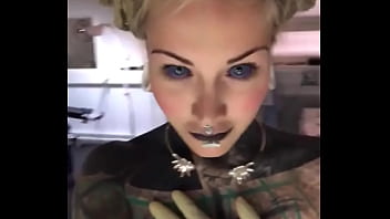 Sexy posing on the set what’s your go to pose for the camera #setlife #modelvibes #posingconfidence #inkedmode