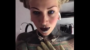 Sexy posing on the set what’s your go to pose for the camera #setlife #modelvibes #posingconfidence #inkedmode