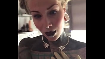 Sexy posing on the set what’s your go to pose for the camera #setlife #modelvibes #posingconfidence #inkedmode