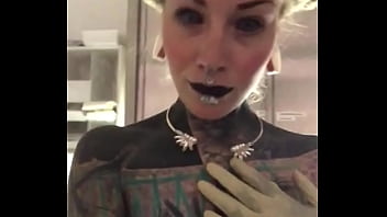 Sexy posing on the set what’s your go to pose for the camera #setlife #modelvibes #posingconfidence #inkedmode