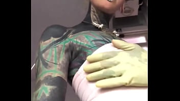 Sexy posing on the set what’s your go to pose for the camera #setlife #modelvibes #posingconfidence #inkedmode