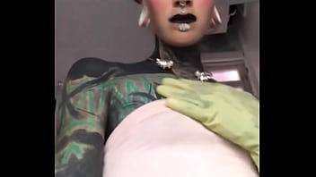 Sexy posing on the set what’s your go to pose for the camera #setlife #modelvibes #posingconfidence #inkedmode