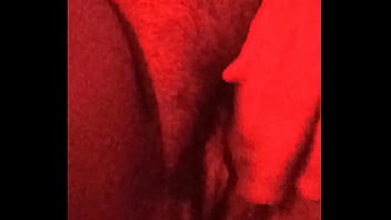 Abrindo minha bucetinha virgem molhadinha pra ser lambida