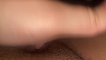 Cachonda se toca por encima de su pantalón hasta sacárselo para acabar toda mojada