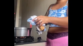 Estou louca pra dar minha buceta até inchou