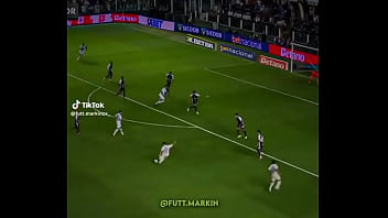 Barreal colocando galinhada na madeira