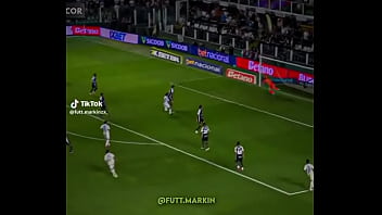 Barreal colocando galinhada na madeira