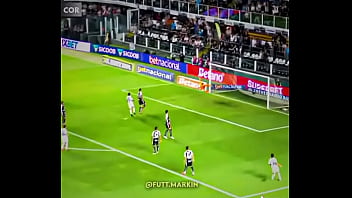 Barreal colocando galinhada na madeira