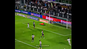 Barreal colocando galinhada na madeira