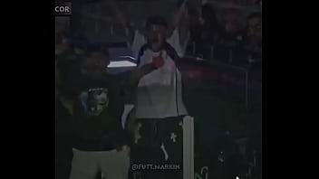 Barreal colocando galinhada na madeira