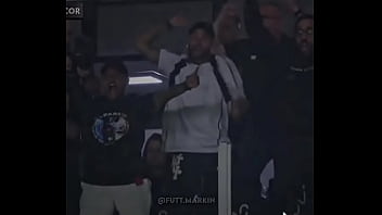 Barreal colocando galinhada na madeira