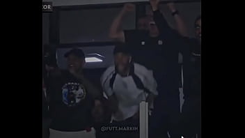 Barreal colocando galinhada na madeira