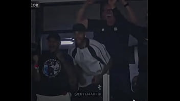 Barreal colocando galinhada na madeira