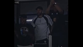 Barreal colocando galinhada na madeira