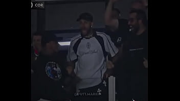 Barreal colocando galinhada na madeira