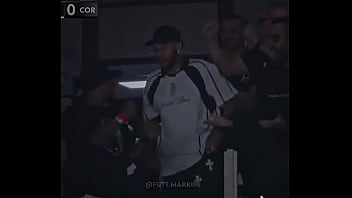 Barreal colocando galinhada na madeira