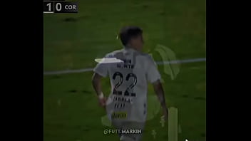 Barreal colocando galinhada na madeira