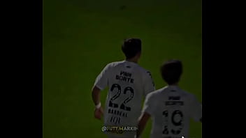 Barreal colocando galinhada na madeira