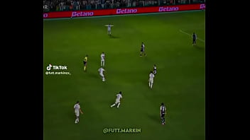 Barreal colocando galinhada na madeira