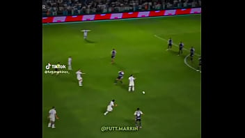 Barreal colocando galinhada na madeira