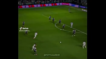 Barreal colocando galinhada na madeira