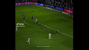 Barreal colocando galinhada na madeira