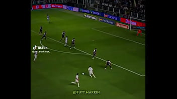 Barreal colocando galinhada na madeira