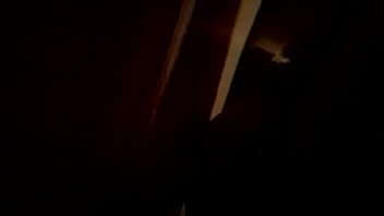 Eu punhetando dois estranhos no gloryhole