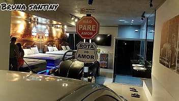 Marido viajou e ela resolveu chamou dois um para filmar e outro para trepar e depois mandar o vídeo para o corno