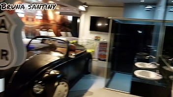 Marido viajou e ela resolveu chamou dois um para filmar e outro para trepar e depois mandar o vídeo para o corno