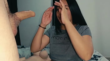 Madrastra caliente me quiere follar y entra a mi habitacion porque tienes dias sin follar