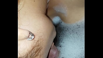 Me la chupa en la ducha